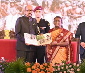  राष्ट्रपति द्रौपदी मुर्मु ने छत्तीसगढ़ की जनजातीय संस्कृति और सशक्तिकरण पर केंद्रित पुस्तकों का किया विमोचन