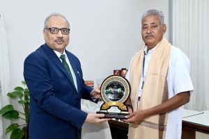  मुख्य न्यायाधीश रमेश सिन्हा ने उच्च न्यायालय के वाहन चालक को उत्कृष्ट सेवा के लिए किया सम्मानित