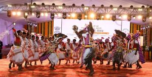  राष्ट्रपति द्रौपदी मुर्मु के समक्ष आदिवासियों ने पारंपरिक वेशभूषा में प्रसिद्ध लोकनृत्य का किया प्रदर्शन