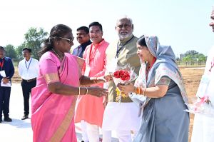  राष्ट्रपति  द्रौपदी मुर्मु का भिलाई हेलीपैड पर आत्मीय स्वागत