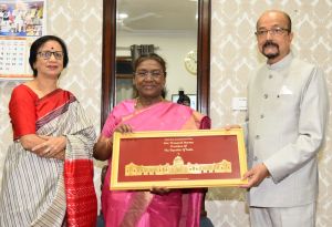  राष्ट्रपति श्रीमती मुर्मु को राज्यपाल श्री डेका ने स्मृति चिन्ह किये भेंट