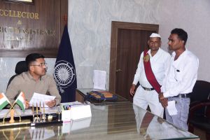 साप्ताहिक जनदर्शन में कलेक्टर ने सुनी लोगों की समस्याएं