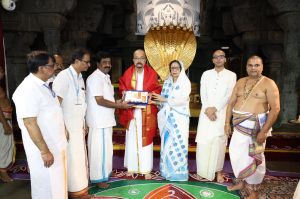  राज्यपाल ने तिरुपति में पूजा-अर्चना बालाजी से देशवासियों के सुख-समृद्धि की कामना