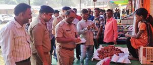  बच्ची का खिल उठा चेहरा जब पटाखा बाजार के सुरक्षा ऑडिट दौरान एएसपी ने मिट्टी के दिए खरीद कर कराई बोहनी