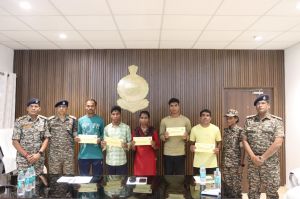 बीजापुर जिले में 5 माओवादियों ने किया आत्मसमर्पण