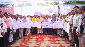  दीपावली के पूर्व उपमुख्यमंत्री ने बोनस राशि का वितरण कर किसानों को दिया तोहफा