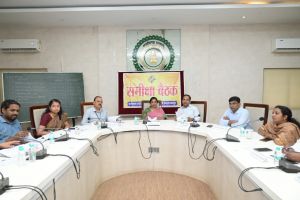 प्रेक्षकों एवं जिला निर्वाचन अधिकारी ने ली राजनैतिक दलों के अभ्यर्थियों के प्रतिनिधि की बैठक