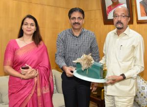 राज्यपाल डेका से छत्तीसगढ़ विधानसभा अध्यक्ष के ओ.एस.डी सिसौदिया ने सौजन्य भेंट की