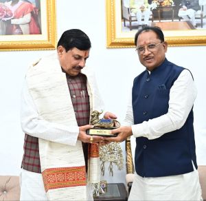  मुख्यमंत्री विष्णु देव साय ने मप्र के मुख्यमंत्री डॉ. मोहन यादव का आत्मीय स्वागत किया