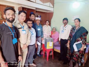 रायपुर दक्षिण विधानसभा उपचुनाव: बुजुर्ग एवं दिव्यांग मतदाताओं के घर पहुंचा मतदान दल