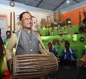  मांदर बजाते हुए कलाकारों के साथ थिरके मुख्यमंत्री श्री साय