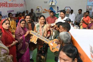  मंत्री श्रीमती राजवाड़े ने पहाड़ी कोरवा हितग्राहियों को सौंपी आवास की चाबी
