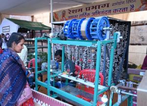  रेशम उत्पादन की प्रक्रिया समझने उमड़ रही भीड़