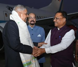  उपराष्ट्रपति श्री धनखड़ का रायपुर पहुंचने पर आत्मीय स्वागत