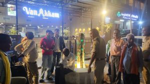 बेतरकीब सड़क पर खड़ी गाड़ियों से 2500 का चालान काटा