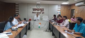 मुख्य कार्यपालन अधिकारी ने की योजनाओं की समीक्षा मुख्य कार्यपालन अधिकारी ने की योजनाओं की समीक्षा