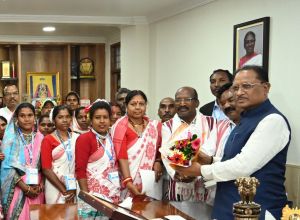 जशपुर के मुंडारी नर्तक दल के कलाकारों ने मुख्यमंत्री से की मुलाकात जशपुर के मुंडारी नर्तक दल के कलाकारों ने मुख्यमंत्री से की मुलाकात