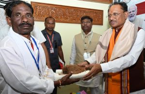 जनजातीय परंपरा के संरक्षक बैगा, गुनिया और सिरहा को मुख्यमंत्री ने किया सम्मानित जनजातीय परंपरा के संरक्षक बैगा, गुनिया और सिरहा को मुख्यमंत्री ने किया सम्मानित