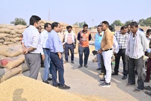  कलेक्टर डाॅ. गौरव सिंह ने धान खरीदी केंद्र का किया निरीक्षण
