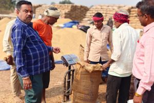  धान खरीदी केन्द्रों में की गई बेहतर व्यवस्था से धान विक्रय हेतु उत्साहित है किसान 