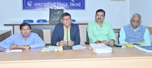  आयुक्त ने निगम में चल रहे कार्यो के सुचारू संचालन हेतु समीक्षा बैठक ली 