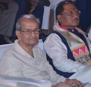  भारत मंडपम में दूर से खड़े खड़े कार्यक्रम देख रहे थे एक बुजुर्ग, मुख्यमंत्री ने पास बुलाया और अपने साथ बैठने का किया आग्रह