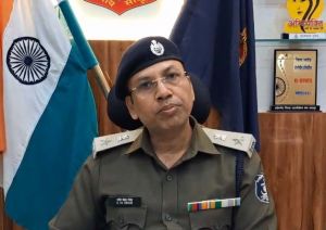  कबाड़ी कारोबारियों पर पुलिस की कार्रवाई; लाखों रुपये नकद और अवैध सामान जब्त