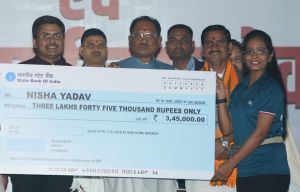 मुख्यमंत्री श्री साय ने पर्वतारोही निशा यादव को 3.45 लाख रुपए का चेक प्रदान किया