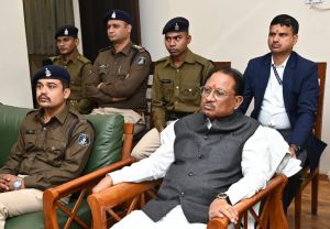    मुख्यमंत्री विष्णु देव साय ने पुलिस जवानों के साथ सुनी मन की बात