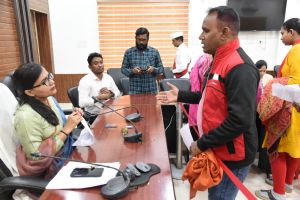  पुत्री के इलाज हेतु आर्थिक सहायता के लिए जनदर्शन में लगाई गुहार 