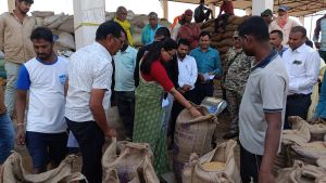 कलेक्टर सुश्री चौधरी ने आंगनबाड़ी व धान खरीदी केंद्र का किया निरीक्षण कलेक्टर सुश्री चौधरी ने आंगनबाड़ी व धान खरीदी केंद्र का किया निरीक्षण