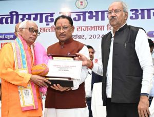 मुख्यमंत्री ने छत्तीसगढ़ी भाषा के 6 वरिष्ठ साहित्यकारों को किया सम्मानित मुख्यमंत्री ने छत्तीसगढ़ी भाषा के 6 वरिष्ठ साहित्यकारों को किया सम्मानित