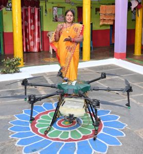 एक एकड़ की फसल, दस मिनट ड्रोन का काम और ड्रोन दीदी ने कमा लिया 300 रुपए एक एकड़ की फसल, दस मिनट ड्रोन का काम और ड्रोन दीदी ने कमा लिया 300 रुपए