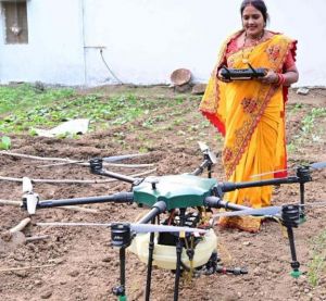 तकनीक की उड़ान से ड्रोन दीदी चंद्रकली वर्मा ने खरीफ और रबी सीजन में कमाये दो लाख रुपए तकनीक की उड़ान से ड्रोन दीदी चंद्रकली वर्मा ने खरीफ और रबी सीजन में कमाये दो लाख रुपए