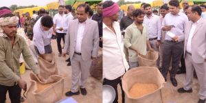 कलेक्टर ने आरंग के धान खरीदी केन्द्र का किया निरीक्षण कलेक्टर ने आरंग के धान खरीदी केन्द्र का किया निरीक्षण