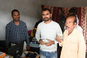 उपार्जन केन्द्रों में माइक्रो एटीएम की सुविधा से गदगद है किसान उपार्जन केन्द्रों में माइक्रो एटीएम की सुविधा से गदगद है किसान