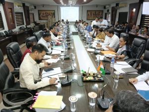 कलेक्टर अवनीश शरण ने ली राजस्व अधिकारियों की बैठक, तेजी से मामले निपटाने के दिए निर्देश कलेक्टर अवनीश शरण ने ली राजस्व अधिकारियों की बैठक, तेजी से मामले निपटाने के दिए निर्देश