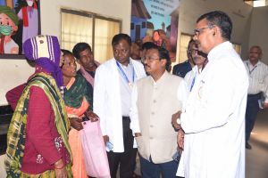 संभागायुक्त श्री कावरे ने सिम्स अस्पताल का किया निरीक्षण