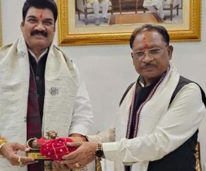 मुख्यमंत्री श्री साय से मध्यप्रदेश के खाद्य मंत्री गोविंद सिंह राजपूत ने की सौजन्य मुलाकात मुख्यमंत्री श्री साय से मध्यप्रदेश के खाद्य मंत्री गोविंद सिंह राजपूत ने की सौजन्य मुलाकात