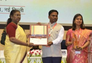 नई दिल्ली के विज्ञान भवन में हरदीभाटा ग्राम पंचायत को मिला राष्ट्रीय पंचायत पुरस्कार नई दिल्ली के विज्ञान भवन में हरदीभाटा ग्राम पंचायत को मिला राष्ट्रीय पंचायत पुरस्कार