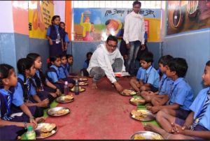 न्योता भोजन में बच्चों ने गरमा-गरम जलेबी, भजिया, बर्फी, पूड़ी एवं सुरूचिपूर्ण भोजन का लिया आनंद न्योता भोजन में बच्चों ने गरमा-गरम जलेबी, भजिया, बर्फी, पूड़ी एवं सुरूचिपूर्ण भोजन का लिया आनंद