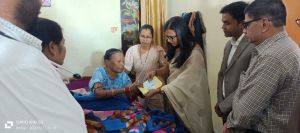 जिला प्रशासन द्वारा पद्मविभूषण तीजन बाई को 50 हजार रूपए की आर्थिक सहायता जिला प्रशासन द्वारा पद्मविभूषण तीजन बाई को 50 हजार रूपए की आर्थिक सहायता