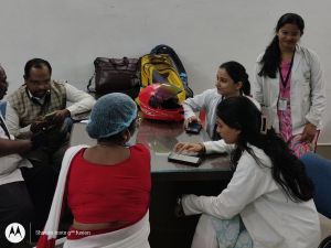 आयुर्वेद महाविद्यालय कर रहा लोगों का प्रकृति परीक्षण आयुर्वेद महाविद्यालय कर रहा लोगों का प्रकृति परीक्षण