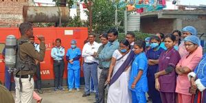 स्वास्थ्य विभाग के अधिकारियों और कर्मचारियों को अग्निशामक यंत्रों एवं आग से बचाव के संबंध में दिया जा रहा है प्रशिक्षण स्वास्थ्य विभाग के अधिकारियों और कर्मचारियों को अग्निशामक यंत्रों एवं आग से बचाव के संबंध में दिया जा रहा है प्रशिक्षण