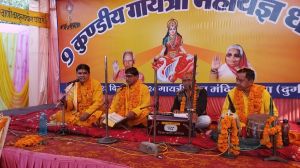 कलश यात्रा के साथ धमधा में नौ कुंडीय गायत्री महायज्ञ शुरू कलश यात्रा के साथ धमधा में नौ कुंडीय गायत्री महायज्ञ शुरू