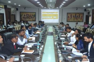 हर शासकीय वाहन में फर्स्ट एड बॉक्स होना अनिवार्य : कलेक्टर