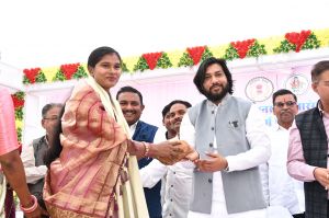 महतारी वंदन योजना के हितग्राहियों का सम्मान समारोह       