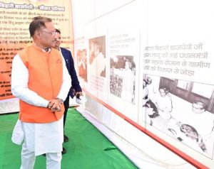  मुख्यमंत्री ने सराईटोली में पूर्व प्रधानमंत्री श्रद्धेय अटल जी के छायाचित्र पर पुष्प अर्पित कर नमन किया 