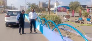  आयुक्त ने पचपेड़ीनाका चौक से पुराना धमतरी रोड के रोड डिवाइडर में पेंटिंग, सौंदर्यीकरण कार्य की प्रगति देखी