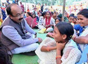 उप मुख्यमंत्री अरुण साव ने वनांचल में लगाई चौपाल उप मुख्यमंत्री अरुण साव ने वनांचल में लगाई चौपाल